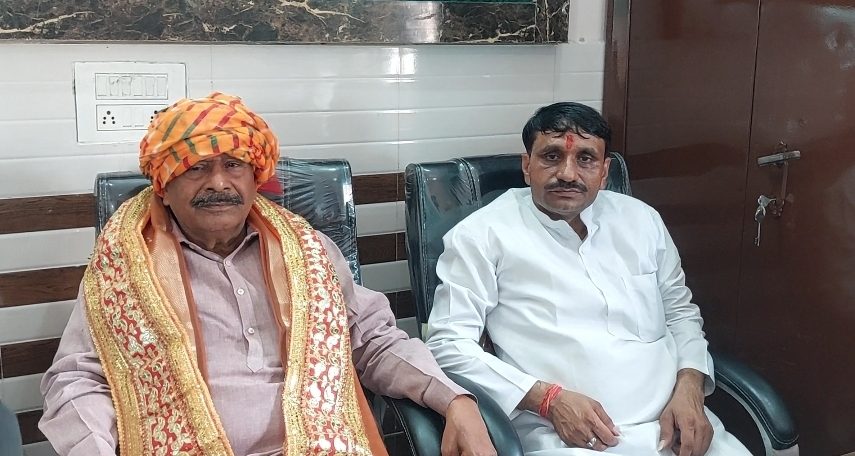 मथुरा - गोवर्धन से सपा प्रत्याशी महेश चंद्र शर्मा गोल्डी भैया के आवास पर पहुंचे सपा प्रमुख अखिलेश यादव के मामा