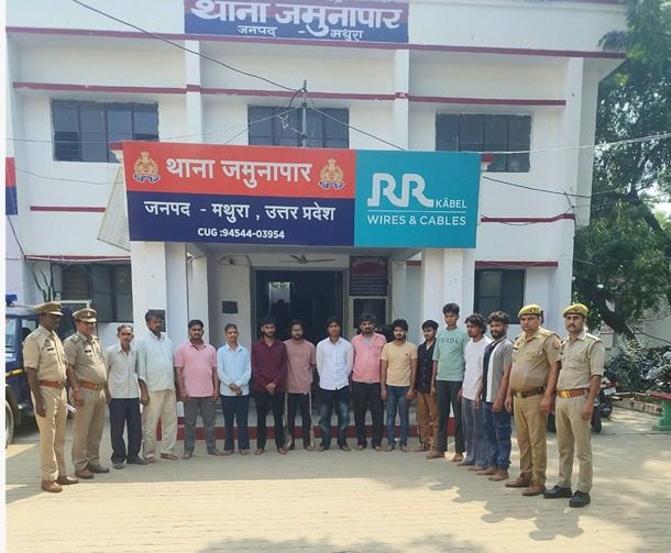 मथुरा - थाना जमुनापार पुलिस ने मेले में लगे झूले में झूलने को लेकर पथराव करने वाले 13 उपद्रवी गिरफ्तार किए