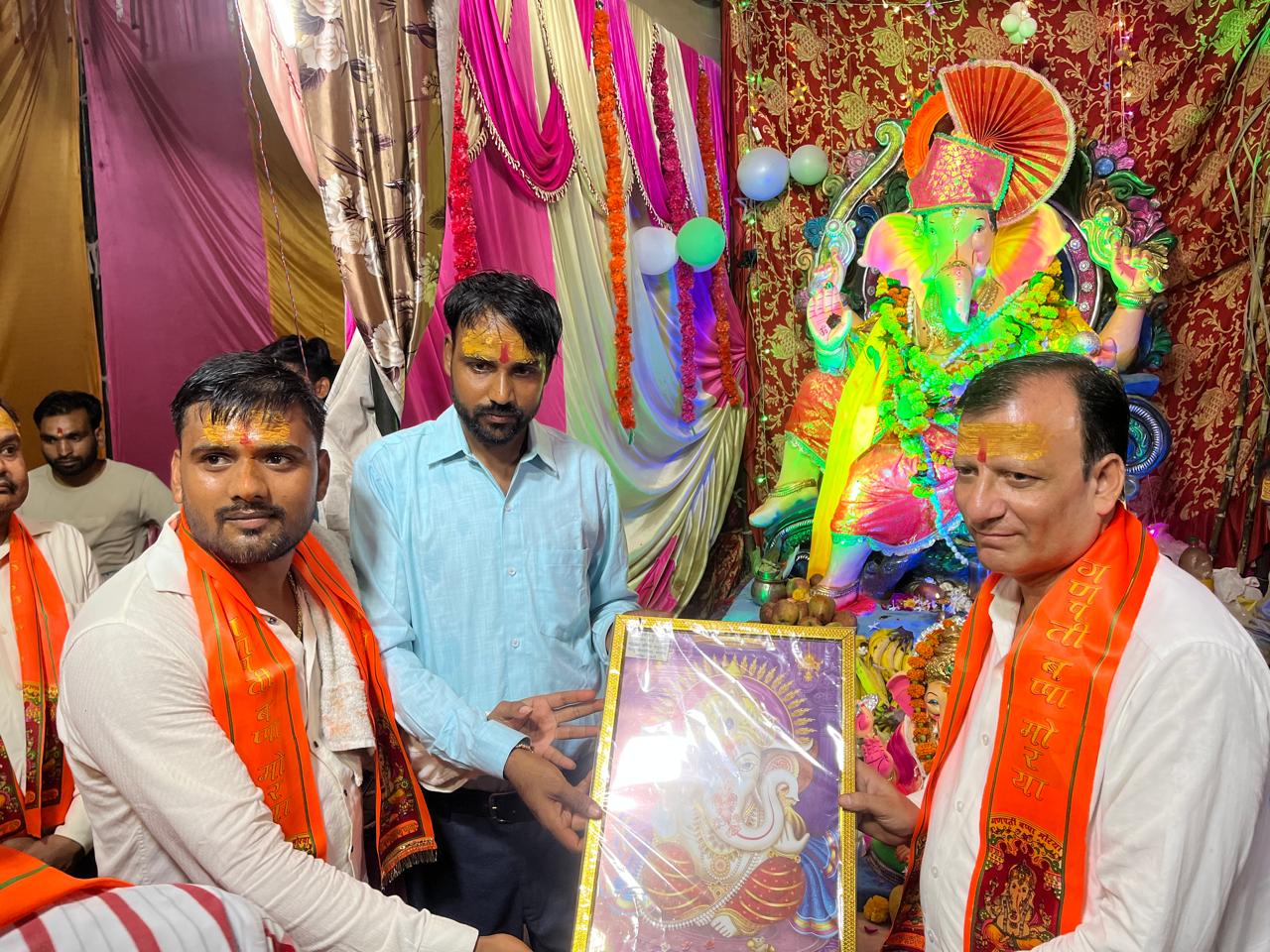 फर्रुखाबाद - कायमगंज स्थिति बगिया मोहल्ला में विघ्नहर्ता भगवान गणेश की स्थापना की गई