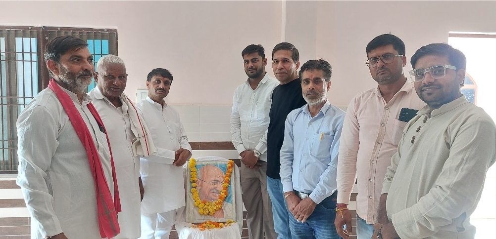 मथुरा की गोवर्धन विधानसभा (83) से समाजवादी पार्टी के घोषित प्रत्याशी महेश चन्द्र शर्मा उर्फ गोल्डी भैया के कैंप कार्यालय पर गांधी जयंती मनाई गई