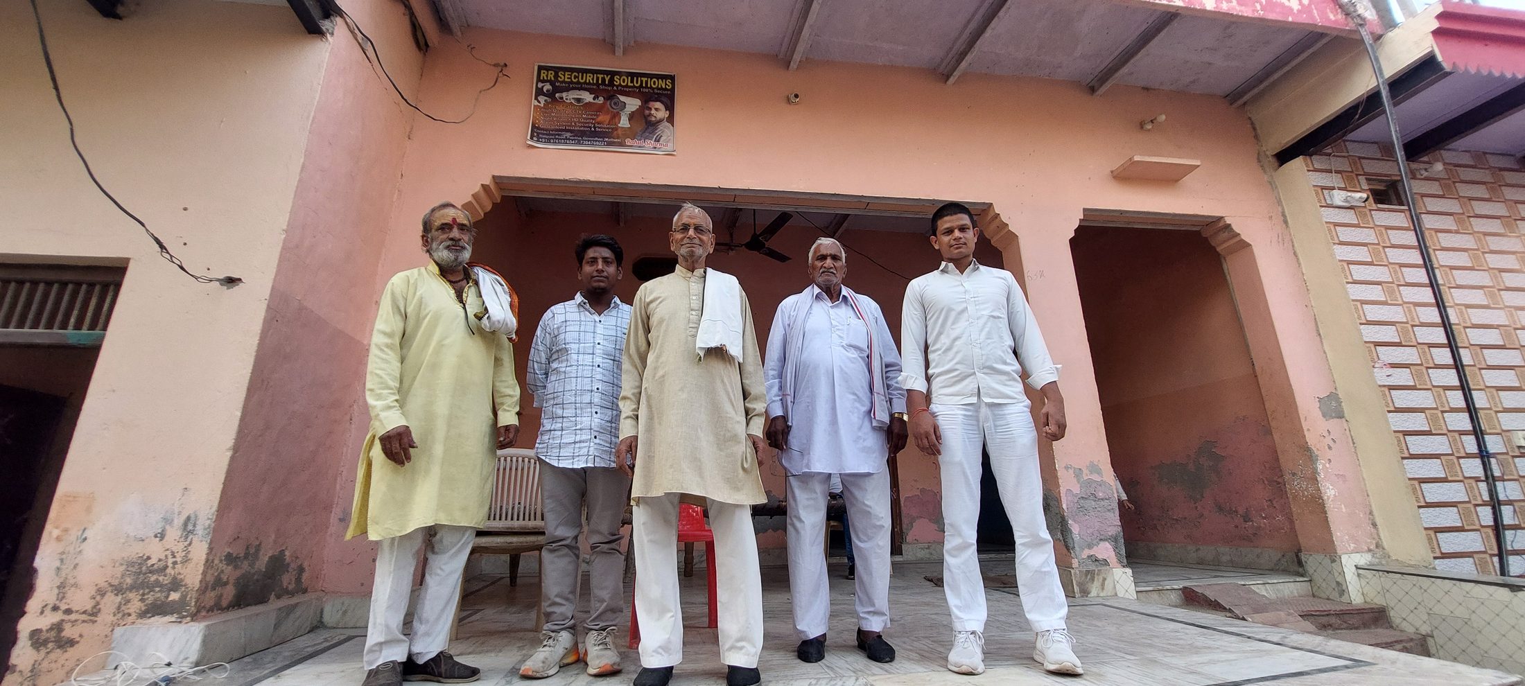 गोवर्धन विधानसभा: चुनावी रण में उतरे 'गोल्डी भैया', प्रचार टीम ने संभाला मोर्चा, घर-घर जाकर दे रहे दस्तक