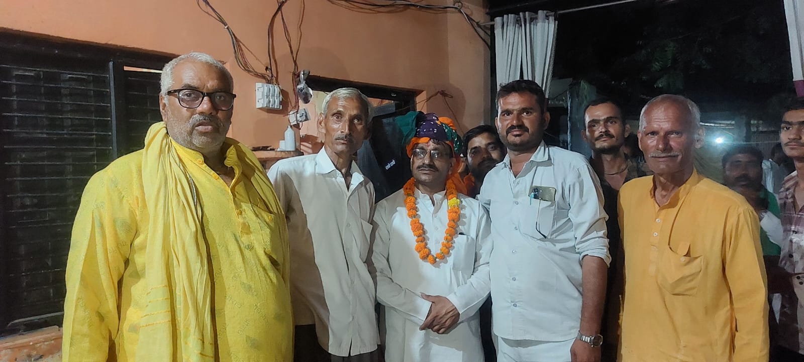 गोवर्धन - गांव गांव हो रहा समाजवादी पार्टी के प्रत्याशी महेश चंद्र शर्मा उर्फ गोल्डी भैया का जोरदार सम्मान