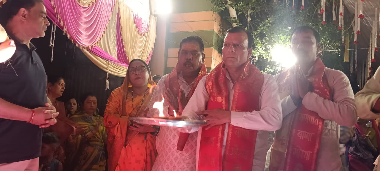 फर्रुखाबाद - उप्र उद्योग व्यापार संगठन के जिला अध्यक्ष सुबोध गुप्ता उर्फ मंसाराम ने भगवान गणेश की पूजा अर्चना में भाग लिया