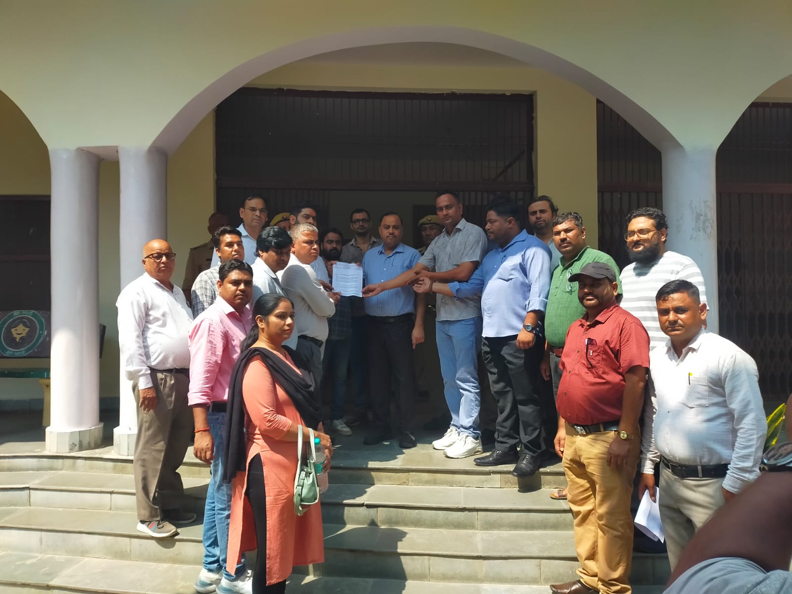 उप्र राष्ट्रीय स्वास्थ्य मिशन संविदा कर्मचारी संघ ने सीएम के नाम जिला प्रशासन को ज्ञापन सौंपा