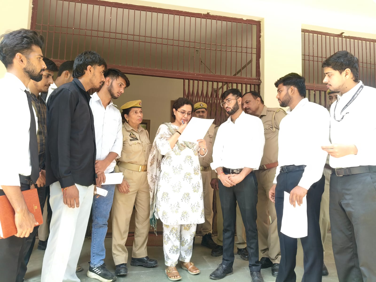 मथुरा - लोकतांत्रिक युवा जनसंघ पार्टी ने प्रधानमंत्री के नाम जिलाधिकारी को ज्ञापन सौंपा
