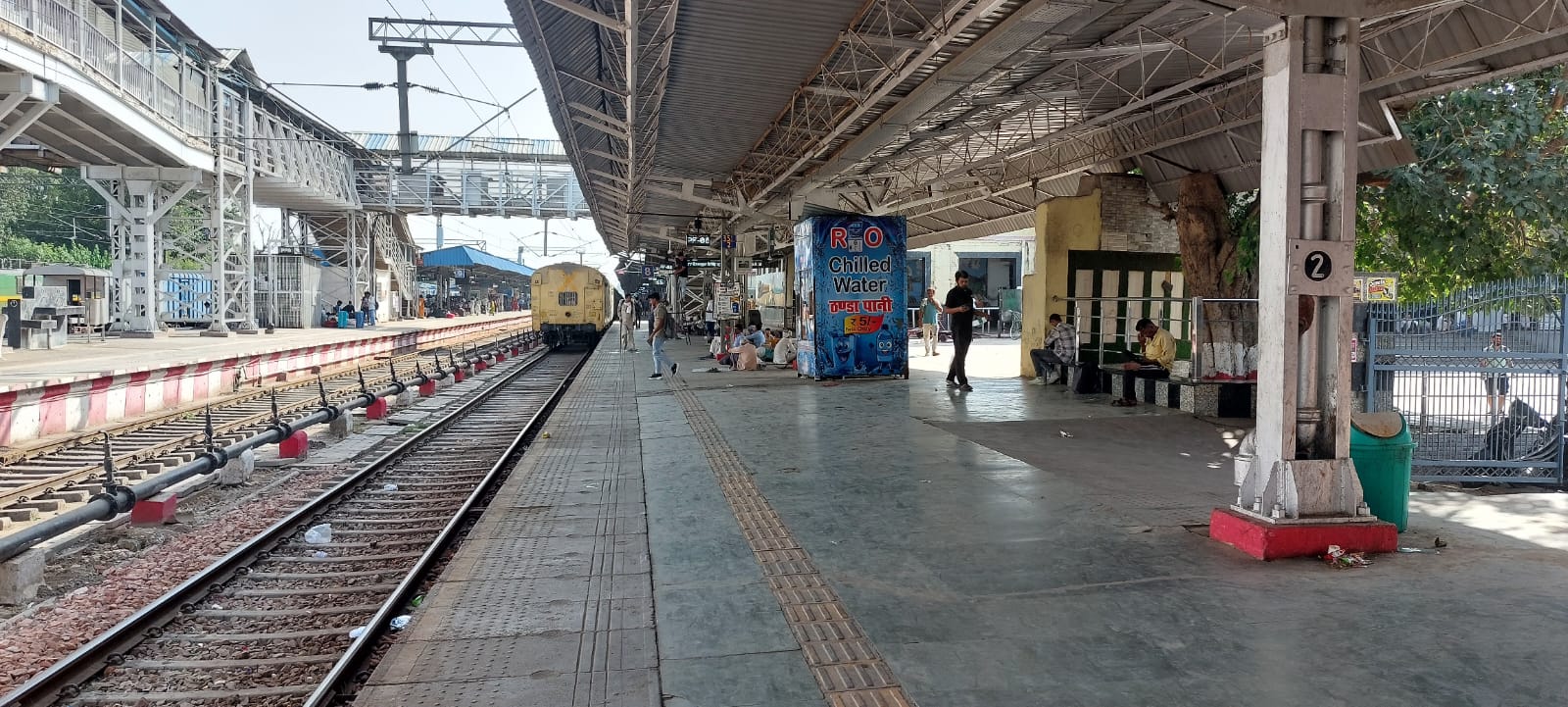 मथुरा जंक्शन पर बदहाली: प्लेटफॉर्म नंबर 8 के वीआईपी गेट के पास नहीं हैं कुर्सियां, जमीन पर बैठने को मजबूर यात्री