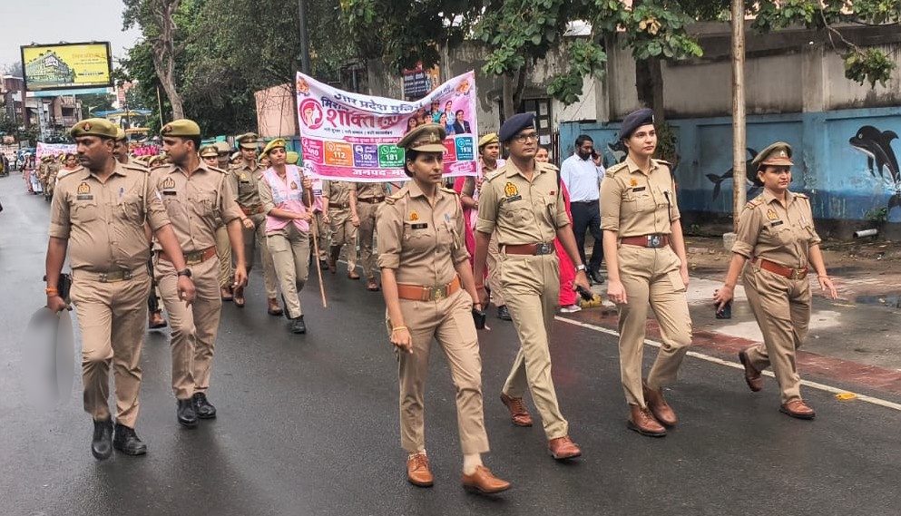 मथुरा - शारदीय नवरात्रि के दौरान मिशन शक्ति फेज-6.0 के अंतर्गत एसपी देहात आलोक राज नारायण व एएसपी आशना चौधरी के नेतृत्व में शक्ति मार्च निकाला गया