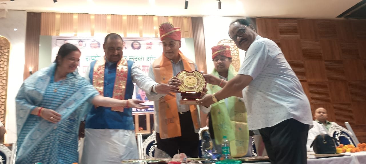 सीपी गेस्ट हाउस में राष्ट्रीय पत्रकार सुरक्षा संघ का भव्य समारोह, सुप्रीम कोर्ट के वरिष्ठ अधिवक्ता डॉ. ए.पी. सिंह हुए सम्मानित