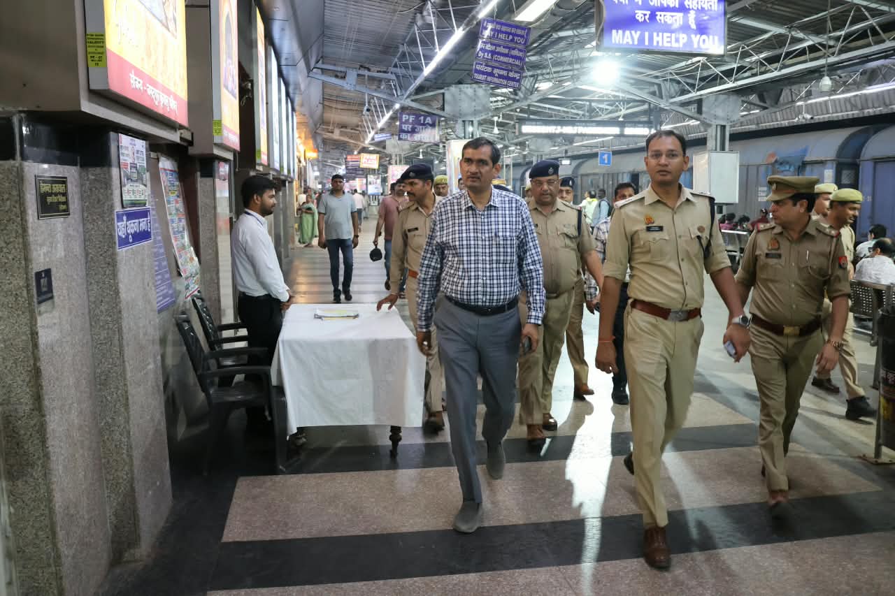 UPSSSC PET परीक्षा को लेकर मथुरा प्रशासन अलर्ट: DM और SSP ने रेलवे स्टेशन का किया औचक निरीक्षण, अभ्यर्थियों से की बात