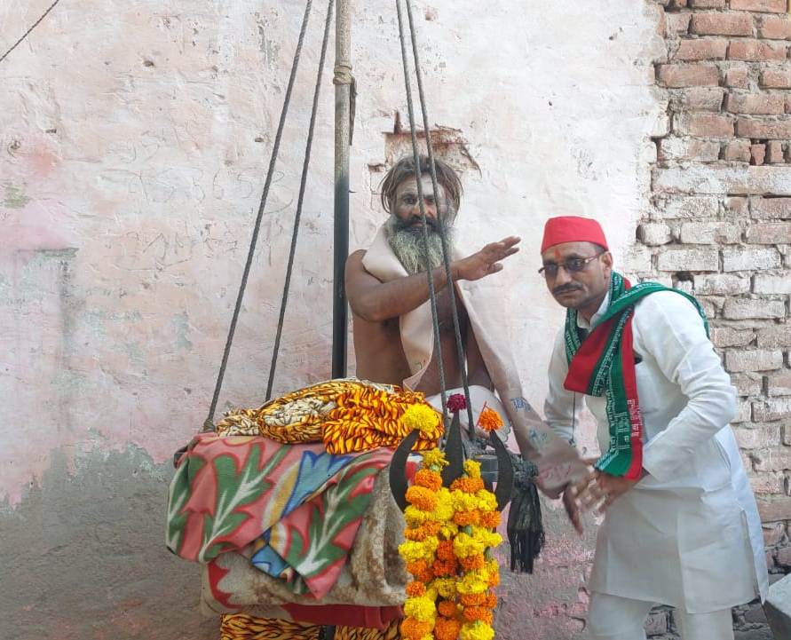 मथुरा - सनातनी सरकार में FCI गोदाम के पास मंदिर पर कब्जे की कोशिश? सेवायत खड़ेश्वरी महाराज ने शुरू किया अनशन, समर्थन में उतरे सपा नेता महेश चन्द्र शर्मा गोल्डी भैया