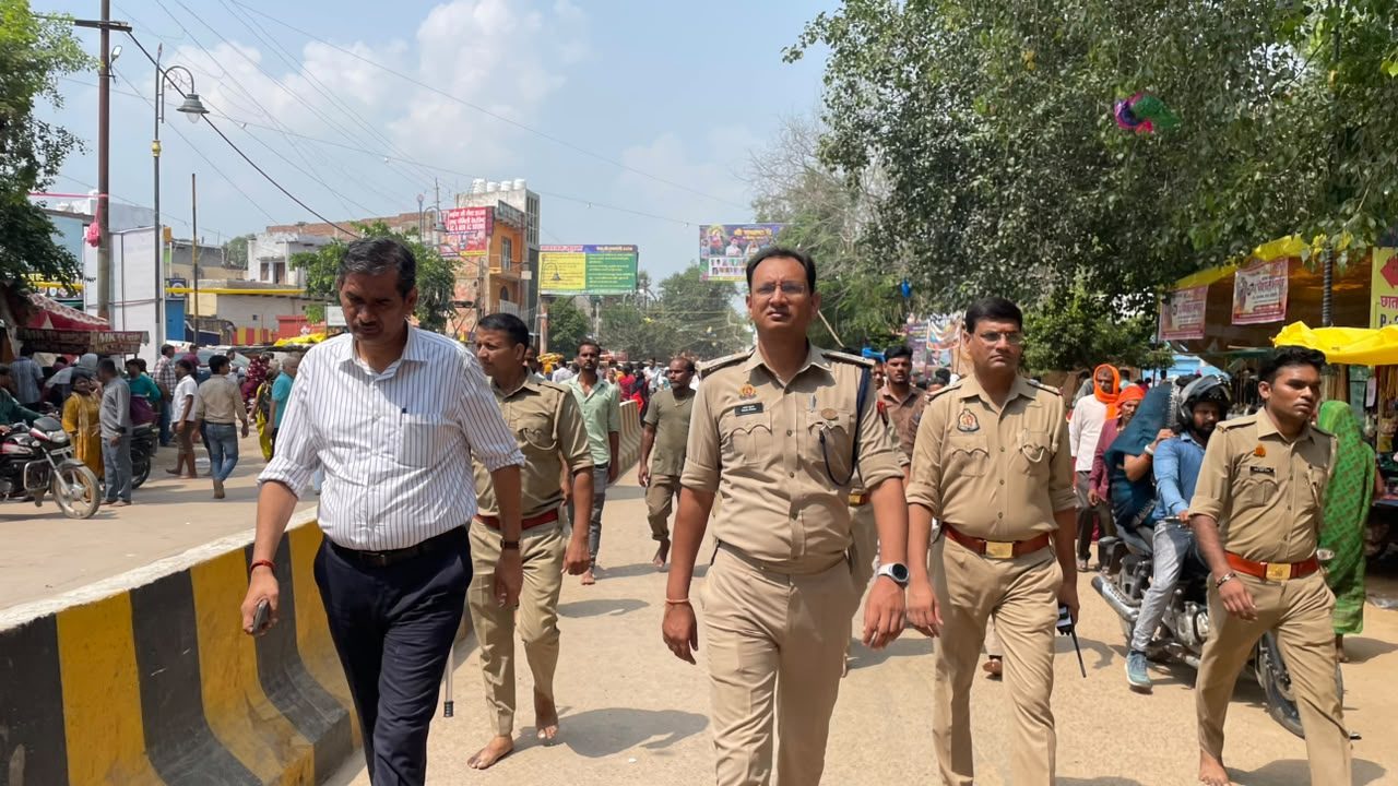 बरसाना - जिलाधिकारी व वरिष्ठ पुलिस अधीक्षक ने प्रमुख मार्गों, मंदिर प्रांगण, परिक्रमा मार्ग, सीसीटीवी कंट्रोल रुम आदि का निरीक्षण किया